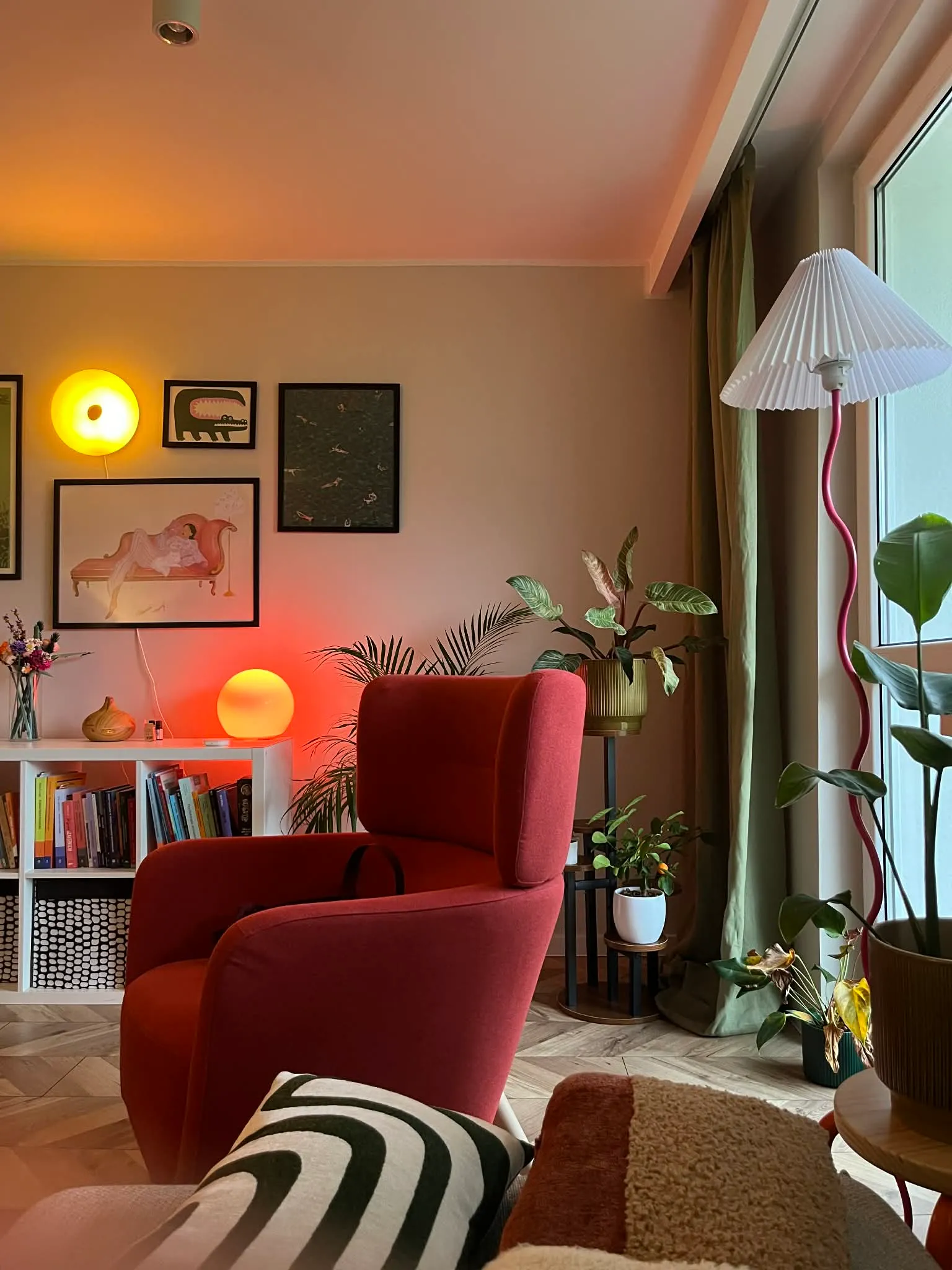 Wnętrze gabinetu terapeutycznego ze szarym fotelem