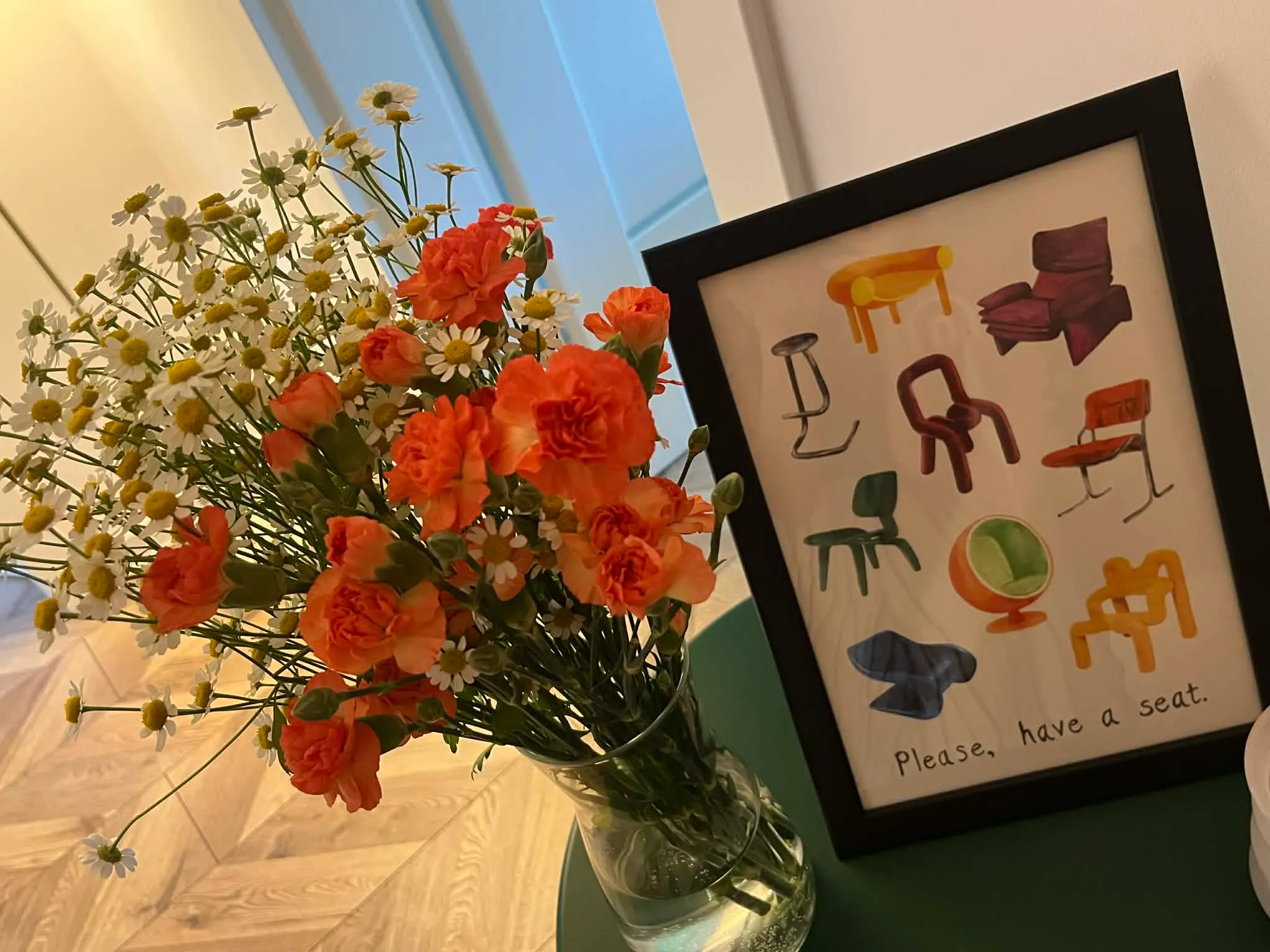 Wnętrze gabinetu z czerwonym fotelem